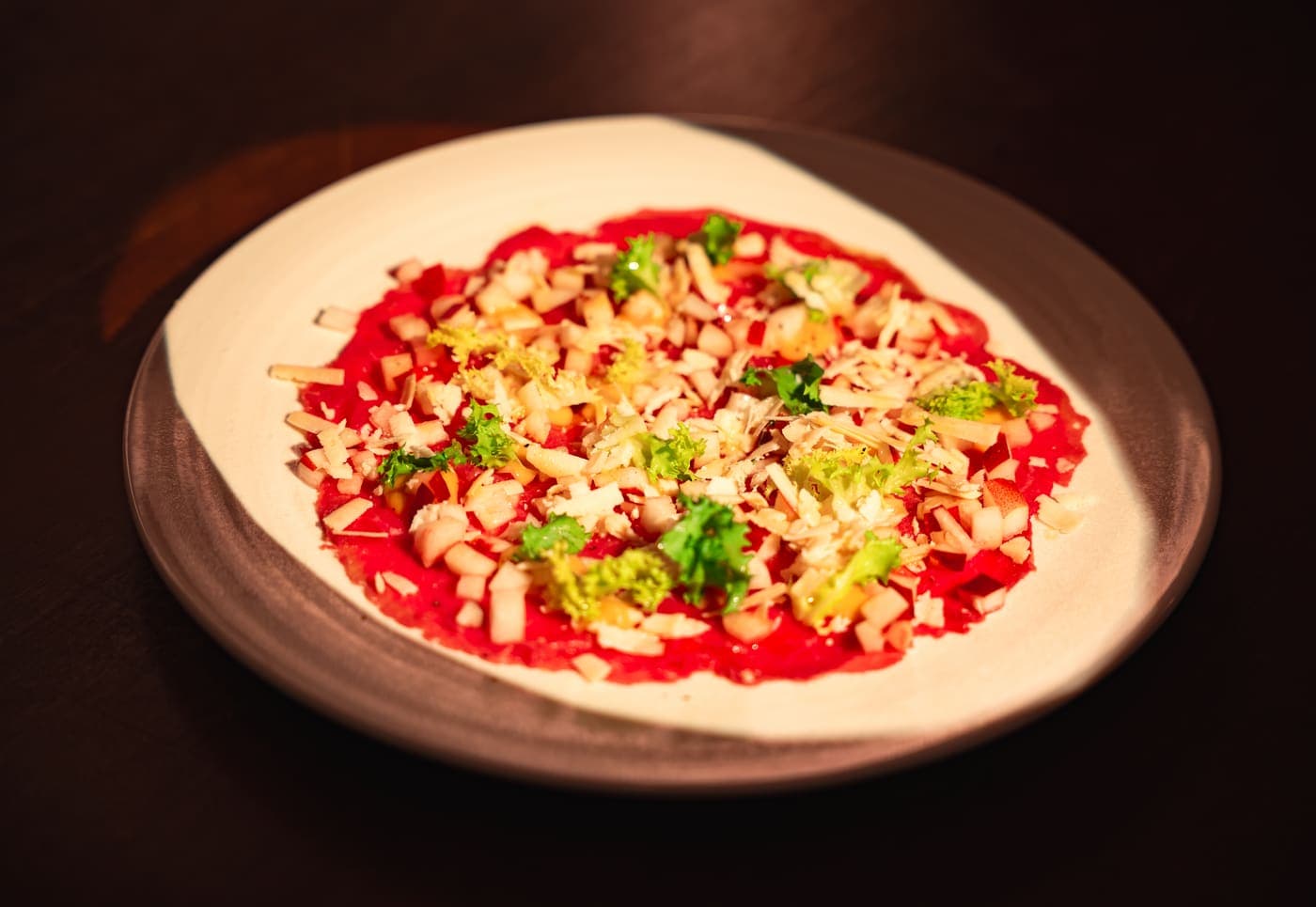 Carpaccio di manzo con mela e scaglie di fossa