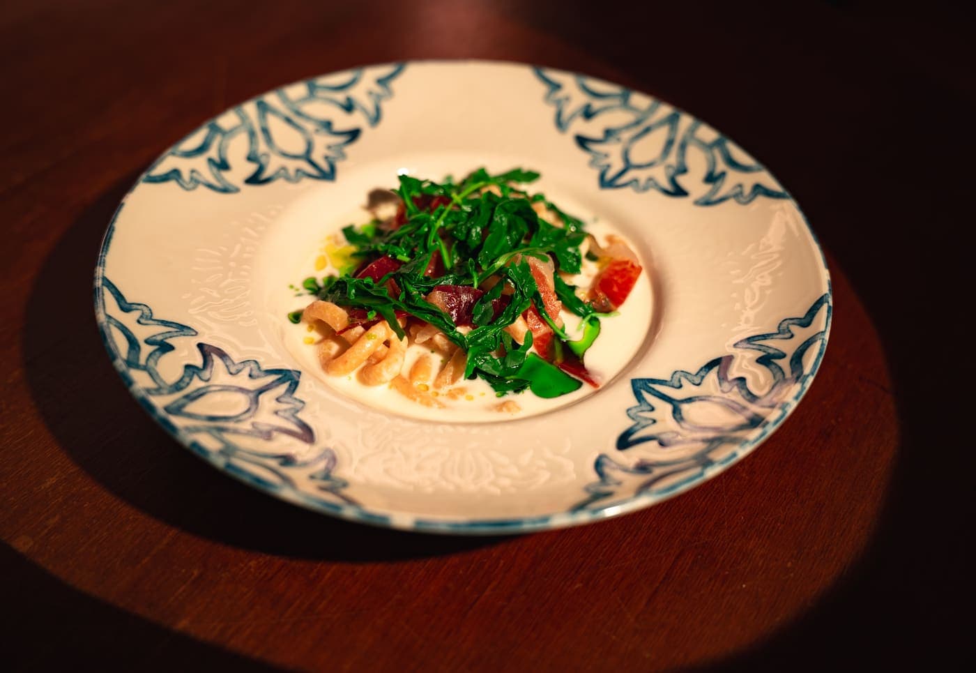 Pasta fresca su crema di parmigiano con rucola e crudo