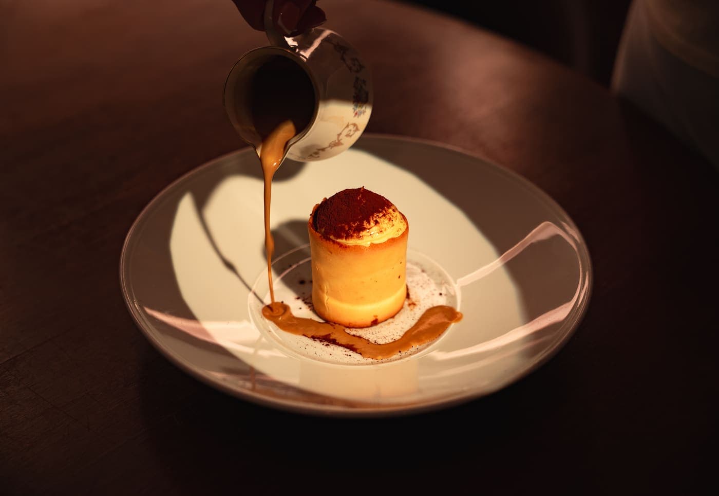 Il tiramisù della casa con la colata di caffè